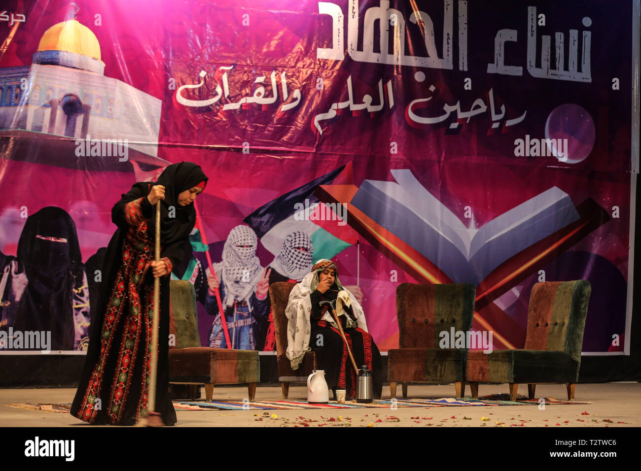 La ville de Gaza, la bande de Gaza, en Palestine. 4ème apr 2019. Les femmes membres des combattants masqués du mouvement du Jihad islamique en Palestine, holding fusils Kalachnikov et prête pour l'action au cours d'un défilé militaire à Gaza City Crédit : Dawoud Al Abo Kas/Quds Net News/ZUMA/Alamy Fil Live News Banque D'Images