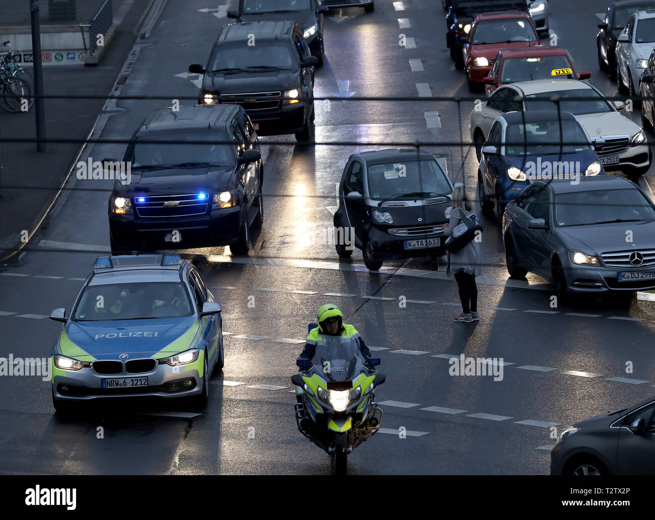 04 avril 2019, en Rhénanie du Nord-Westphalie, Köln : les véhicules du convoi avec Barack Obama conduire à travers la ville. L'ancien président américain veut parler de bon leadership humain dans la Lanxess-Arena en face de 15 000 visiteurs dans la soirée. Photo : Oliver Berg/dpa Banque D'Images