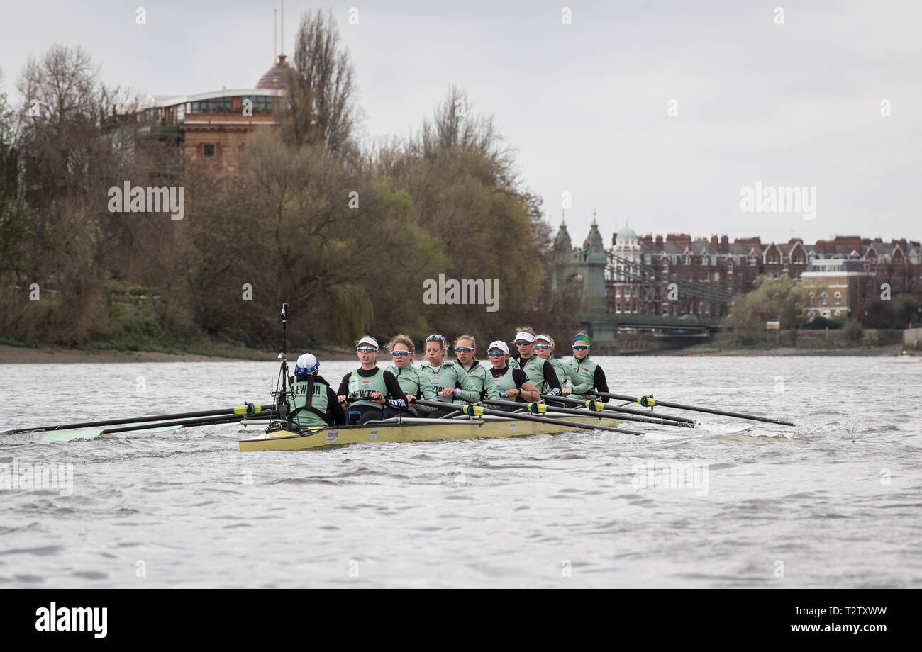 Londres, Royaume-Uni. 04 avril 2019. Les universités d'Oxford et de Cambridge s'engagent les équipes bleu sorties pratique en préparation pour cette course de bateaux de dimanche. Sur la photo : Cambridge University Women's Boat Club CUWBC (bleu) de l'équipage. Credit : Duncan Grove LPDC/Alamy Live News. Banque D'Images