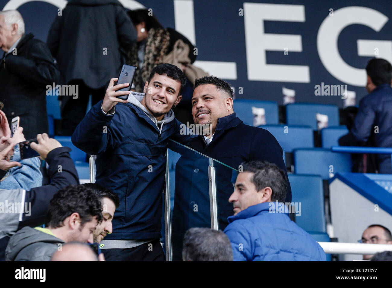 4 avril 2019, Estadio Municipal de Butarque, Leganes, Espagne ; La Liga football, Leganes contre Valladolid ; Ronaldo Nazario propriétaire majoritaire et président du Real Valladolid a un pris selfies Banque D'Images