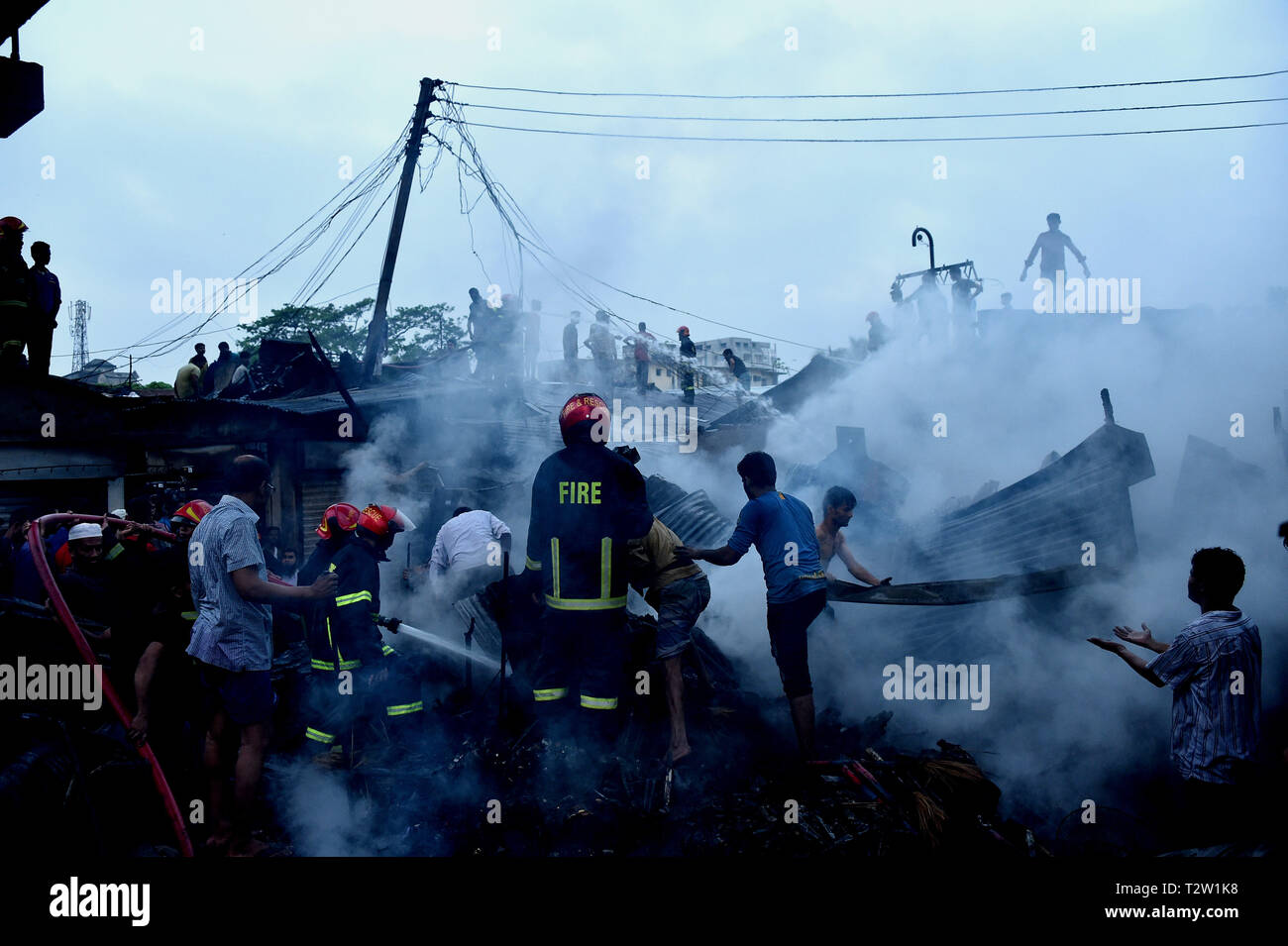 Beijing, le Bangladesh. 4ème apr 2019. La fumée s'élève après un incendie éclate dans un marché cuisine à Dhaka, Bangladesh, le 4 avril 2019. Un matin tôt un incendie a ravagé des dizaines de magasins dans un marché cuisine au Bangladesh capitale Dhaka le jeudi Kazi Nazmuzzaman, sous-directeur adjoint des Services d'incendie et de défense civile, a déclaré à Xinhua. Credit : Stringer/Xinhua/Alamy Live News Banque D'Images