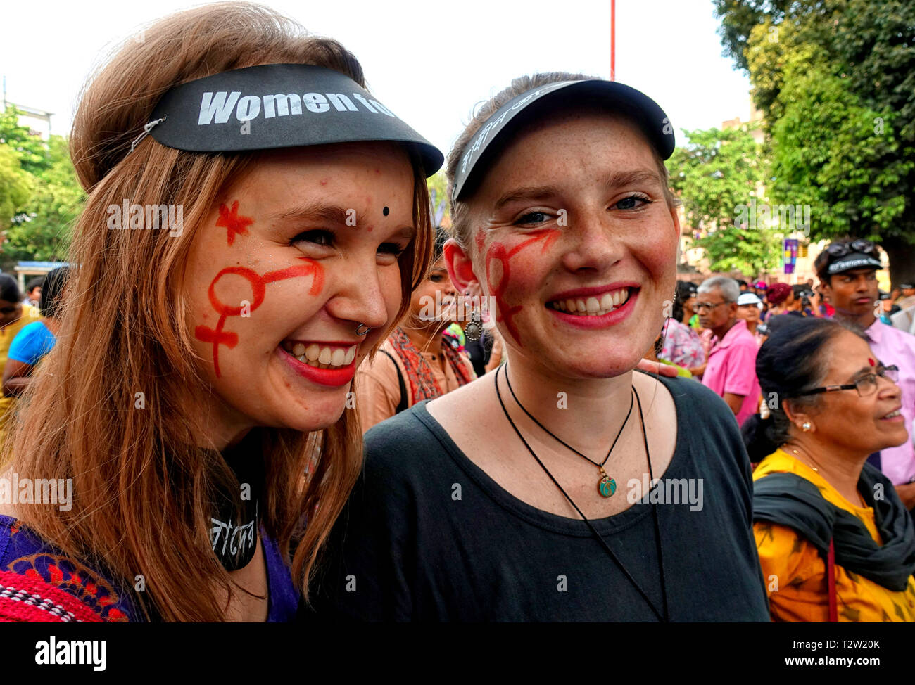 Deux femme étrangère vu pour le grand rally tout en habillé leur visage avec symbole spécial (Venus symbole ?) pour marquer la Marche pour l'égalité et la liberté. Les demandes spécifiques de l'activiste soulever vote pour la démocratie, l'harmonie et la justice et demander à leurs partisans de choisir le candidat qui se battront contre la guerre, la violence et le fascisme. Banque D'Images