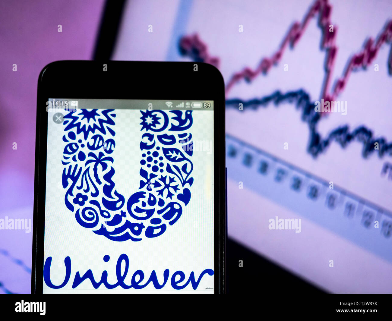 Sur cette photo, l'illustration a vu le logo d'Unilever affiche sur un téléphone intelligent. Banque D'Images