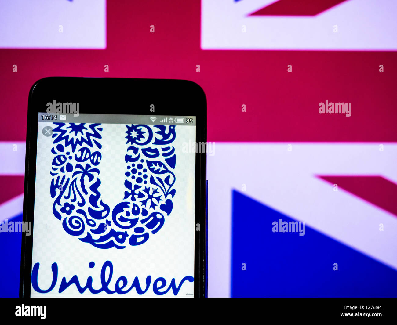 Sur cette photo, l'illustration a vu le logo d'Unilever affiche sur un téléphone intelligent. Banque D'Images