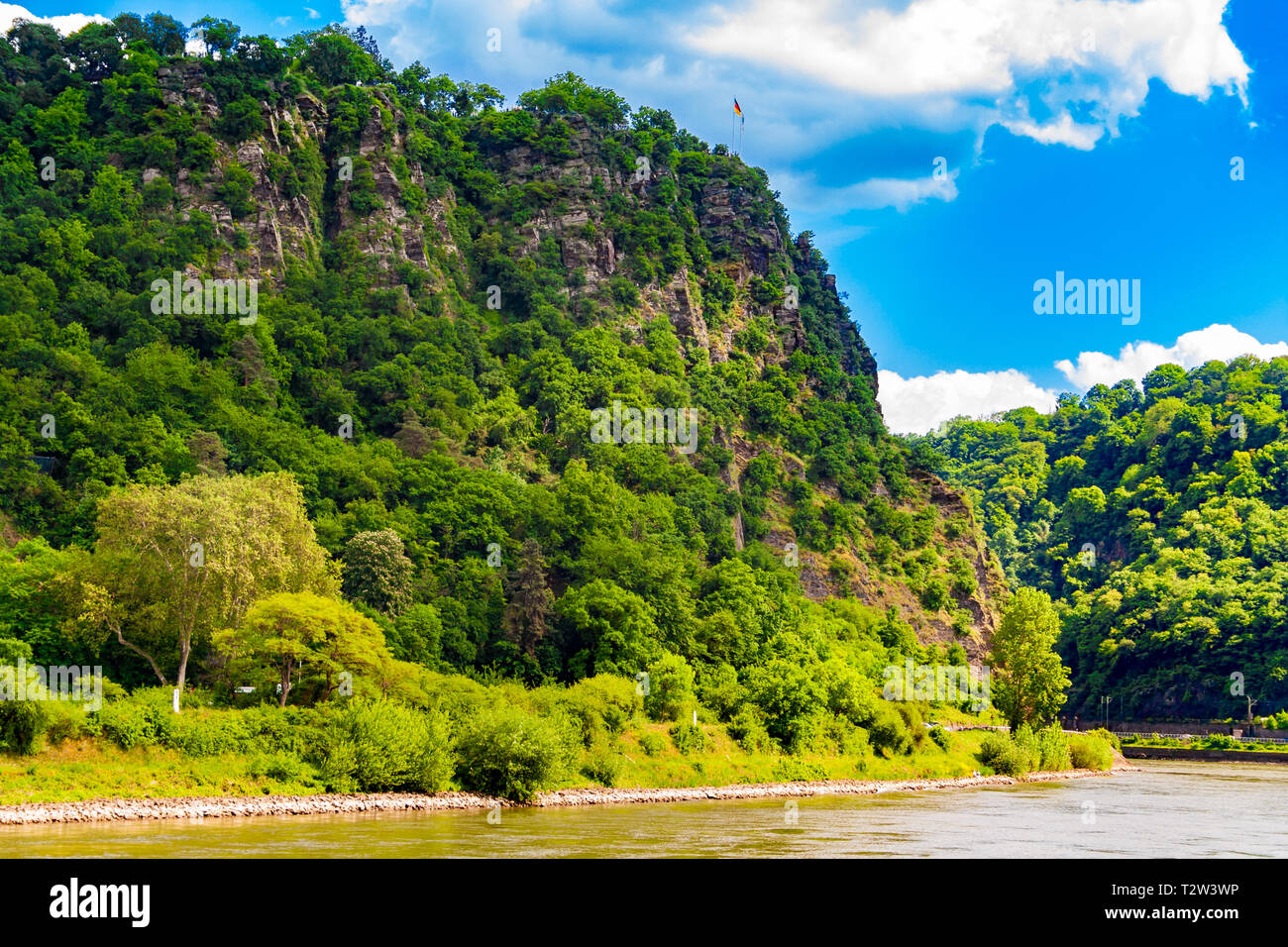 Paysage fantastique vue sur la Lorelei Loreley (en allemand) roche sur la rive du Rhin dans la gorge du Rhin à Sankt Goarshausen dans... Banque D'Images