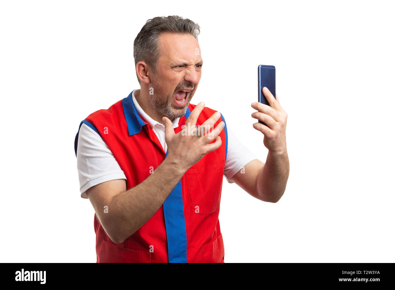 Responsable de magasin ou d'un employé en colère having argument sur le téléphone avec appel vidéo isolated on white background studio Banque D'Images