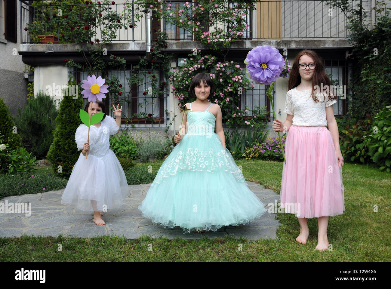 Portrait de petites filles vêtues comme des moulins Banque D'Images