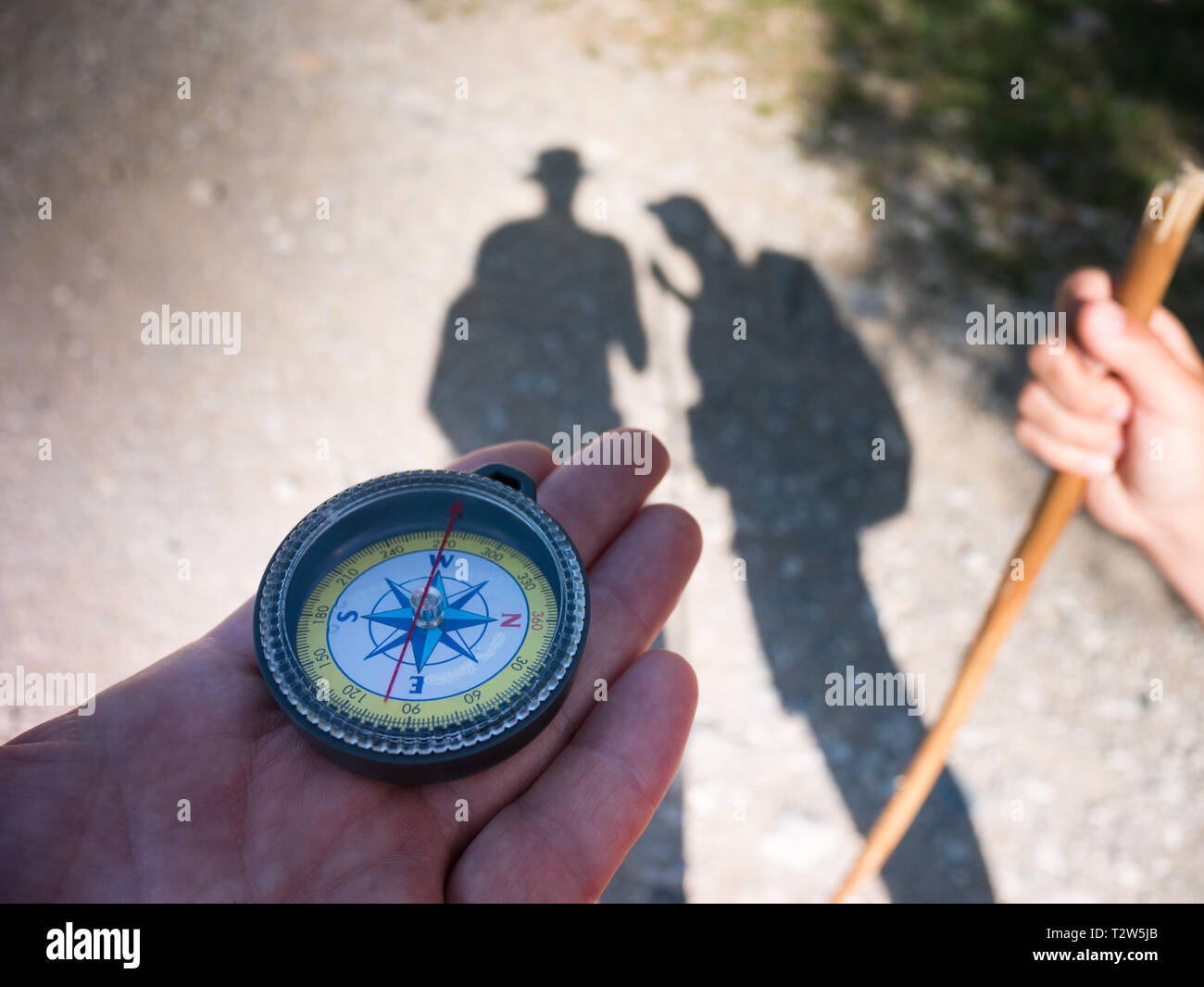 Couple hiking avec boussole Banque D'Images