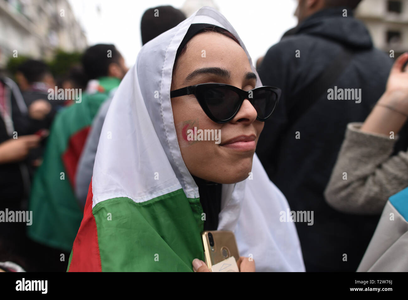 *** FRANCE / PAS DE VENTES DE MÉDIAS FRANÇAIS *** 08 MARS 2019 - Alger, Algérie : Algériens protestent dans le centre de la capitale Alger contre la candidature du président Abdelaziz Bouteflika pour un cinquième mandat. La manifestation, qui coïncide avec la Journée internationale de la femme, est le troisième grand street mobilisation contre le président et le gouvernement en difficulté. Des centaines de milliers de personnes ont manifesté dans tout le pays. Banque D'Images