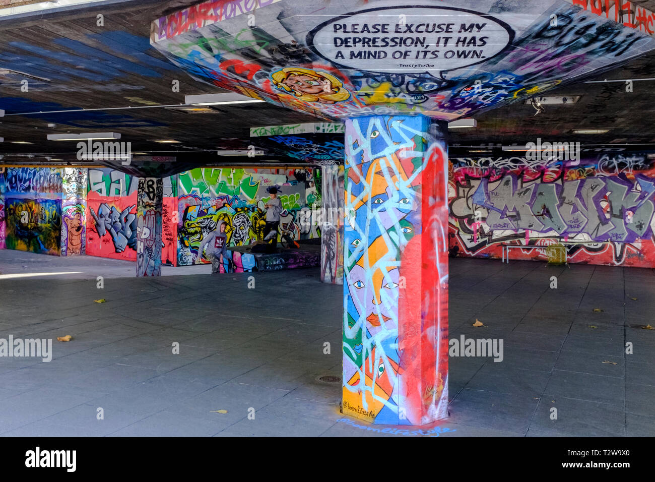 London South Bank Planchodrome couvert avec des oeuvres d'art par les artistes de graffiti. Banque D'Images