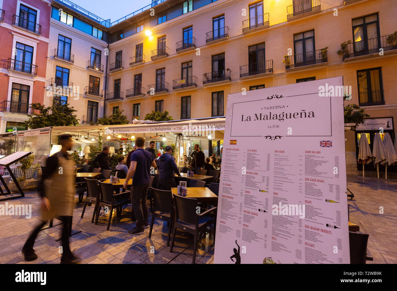 Espagne restaurant de nuit - La Malaguena restaurant, Plaza Obispo, Malaga Espagne au crépuscule, menu et les clients ; malaga andalousie espagne Banque D'Images