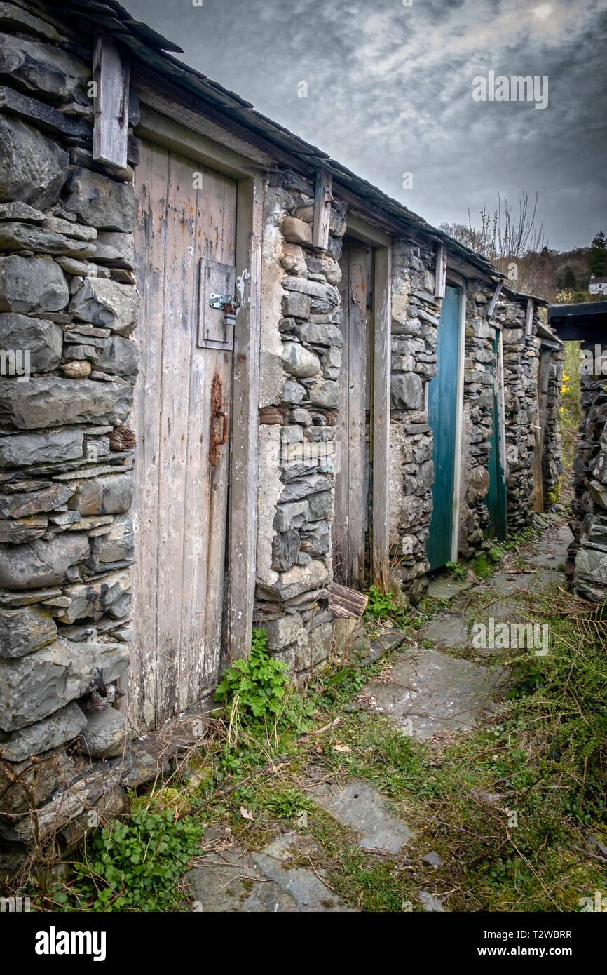 Une ancienne ligne de maisons à Troutbeck Bridge près de Windermere en Cumbria. Banque D'Images