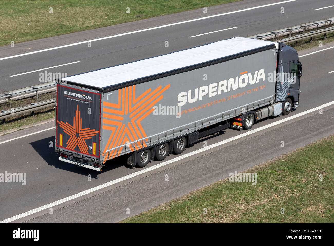Camion Supernova sur autoroute allemande. Banque D'Images