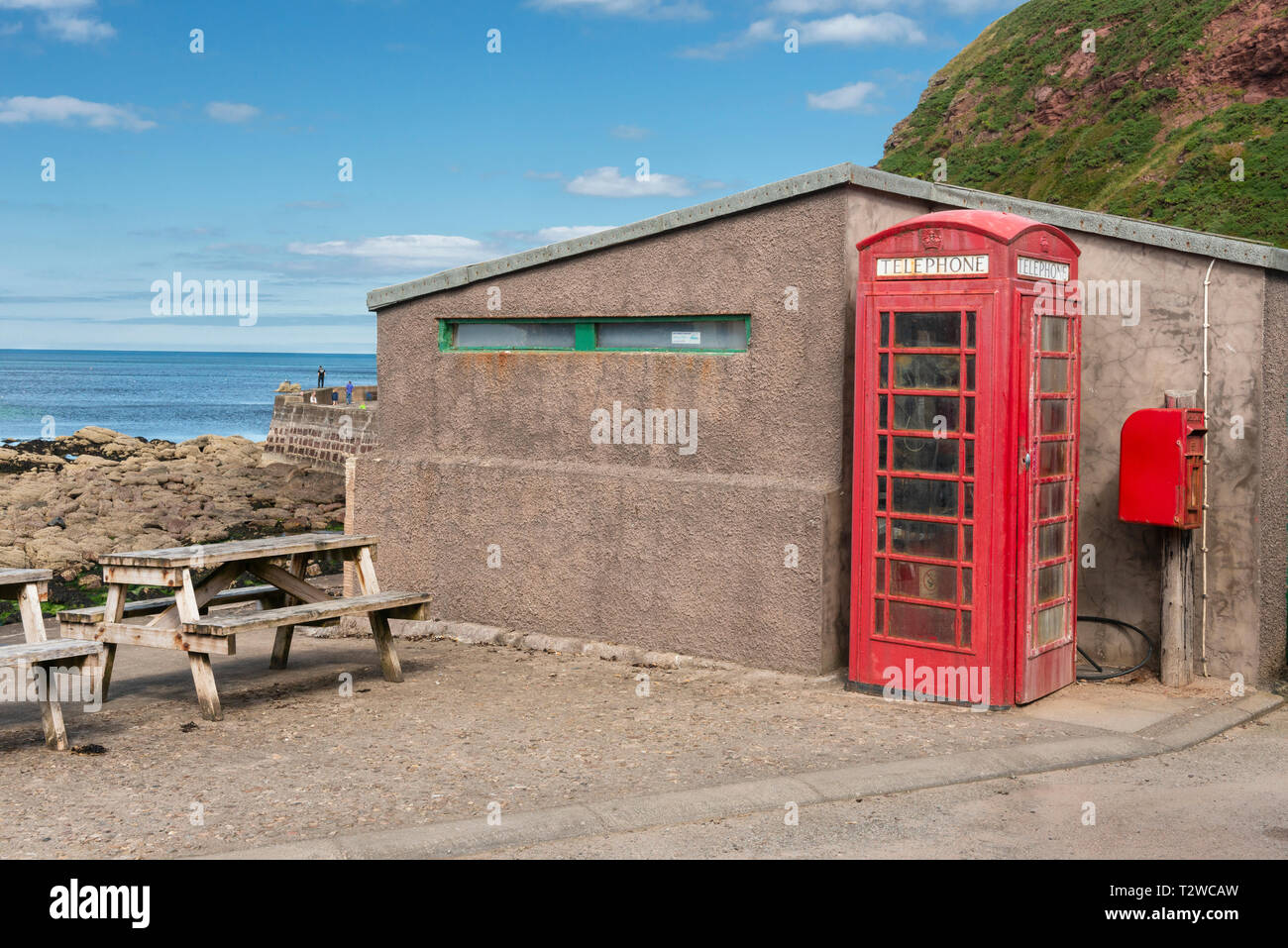 Boîte de téléphone rouge / Kiosque / appel téléphonique fort dans l'Aberdeenshire Pennan sur Coast dans le nord-est de l'Ecosse Banque D'Images