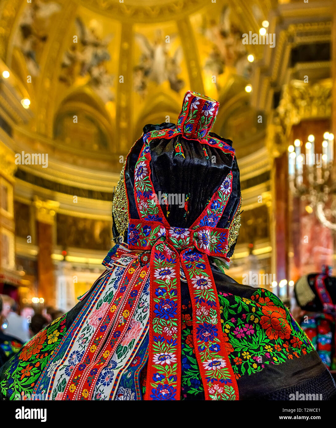 Femme chef de l'arrière de la Basilique St.Stephen,Budapest.bandeau et écharpe,décorées de snoods broderie folklorique hongrois Banque D'Images