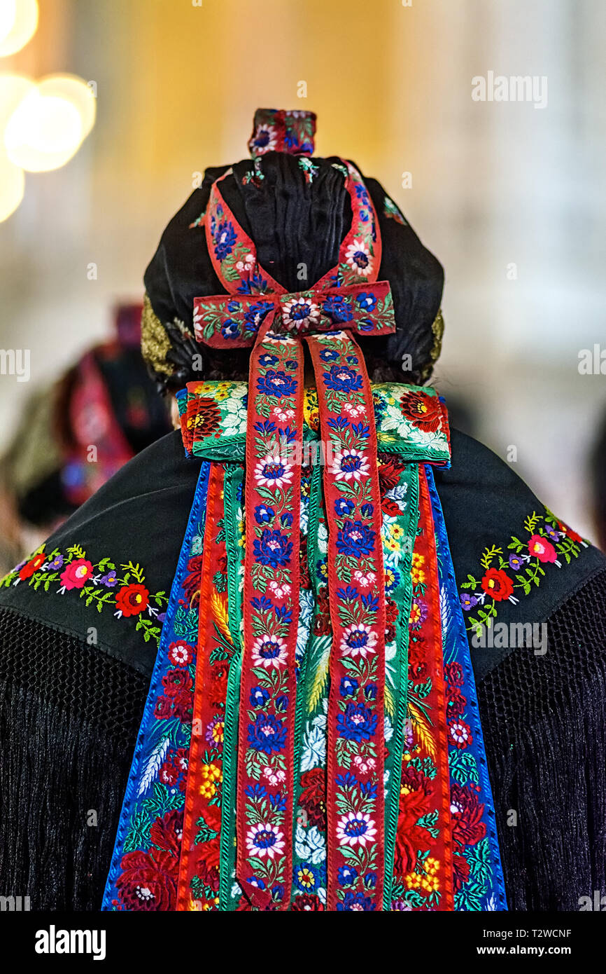 Femme chef de derrière en robe brodée motif fleur traditionnelle.bandeau et écharpe ,décoré de snoods broderie folklorique hongrois Banque D'Images