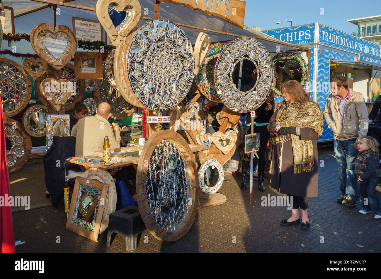 Miroirs décoratifs et Shoppers Affichage verrerie en vente sur un stand sur le quai du marché dimanche à Newcastle upon Tyne Banque D'Images