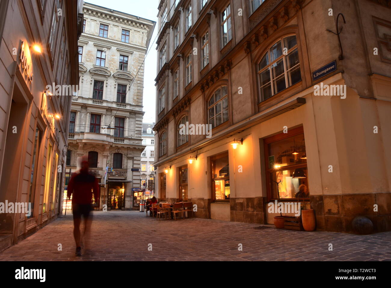 Domgasse, étroite rue pavée avec maisons baroque historique de la vieille ville de Vienne. Soirée ambiance avec passant et la terrasse d'un café. Banque D'Images