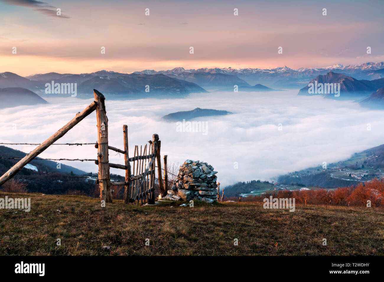 Iseo lac sous la brume au coucher du soleil, province de Brescia, Lombardie, en Italie, en Europe. Banque D'Images