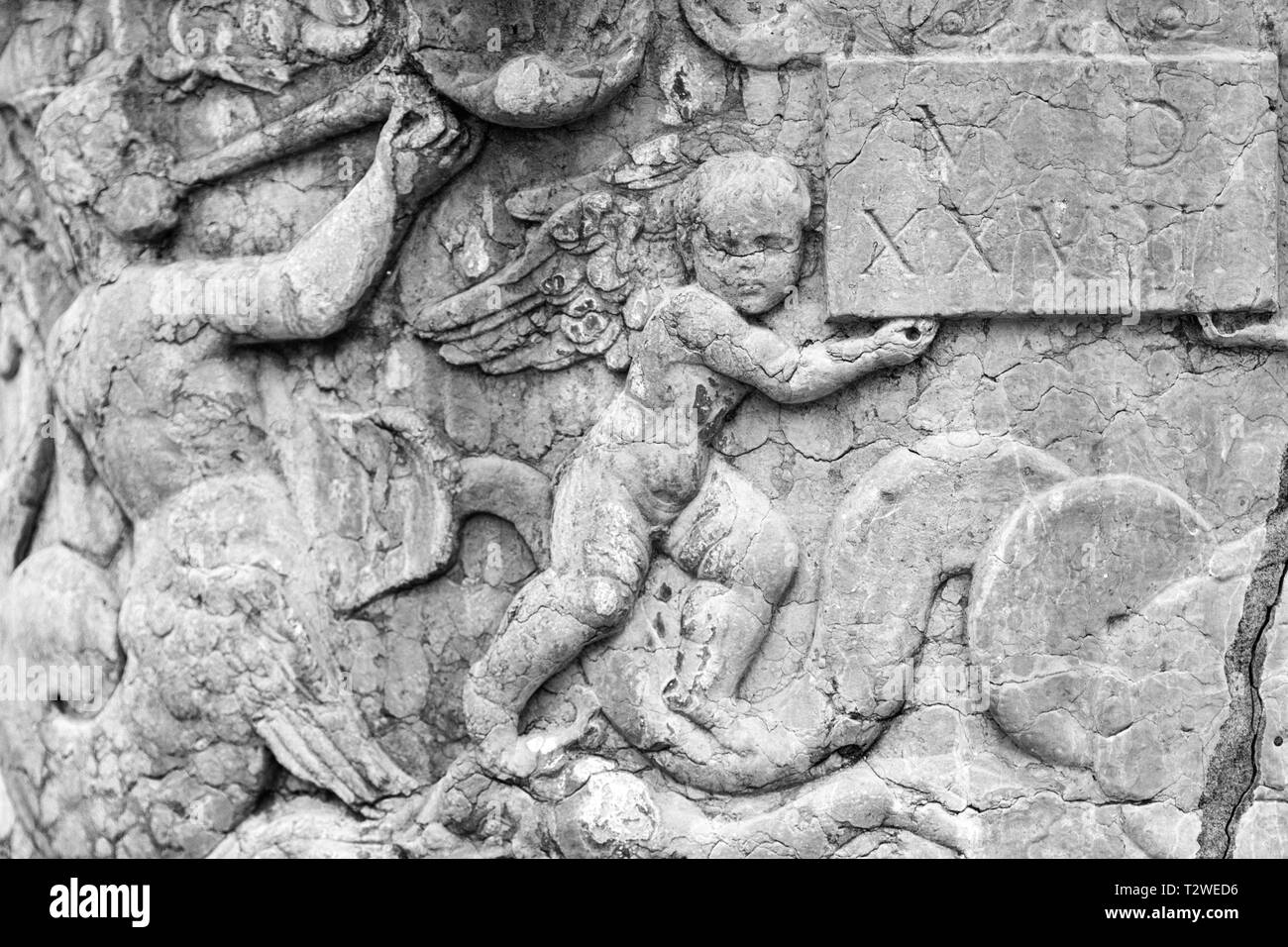 Un ange et un Clyde mcphatter décorer une partie de cette antique, terracotta font baptismal sur la terrasse sud de la Chambre de Biltmore à Asheville, NC, USA Banque D'Images