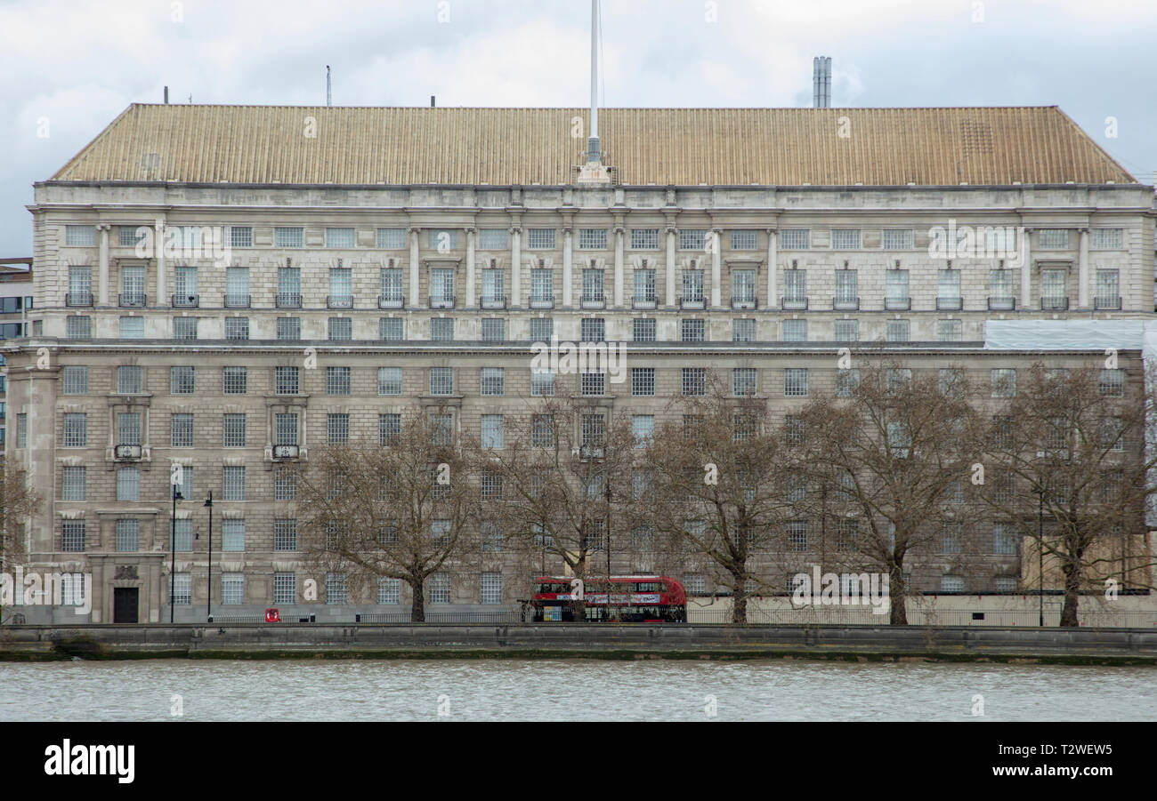 Grand bâtiment avec une vue directe sur la Tamise, Londres, Royaume Uni, a la structure du toit, fenêtres uniformes et de couleurs et est en cours de rénovation. Banque D'Images