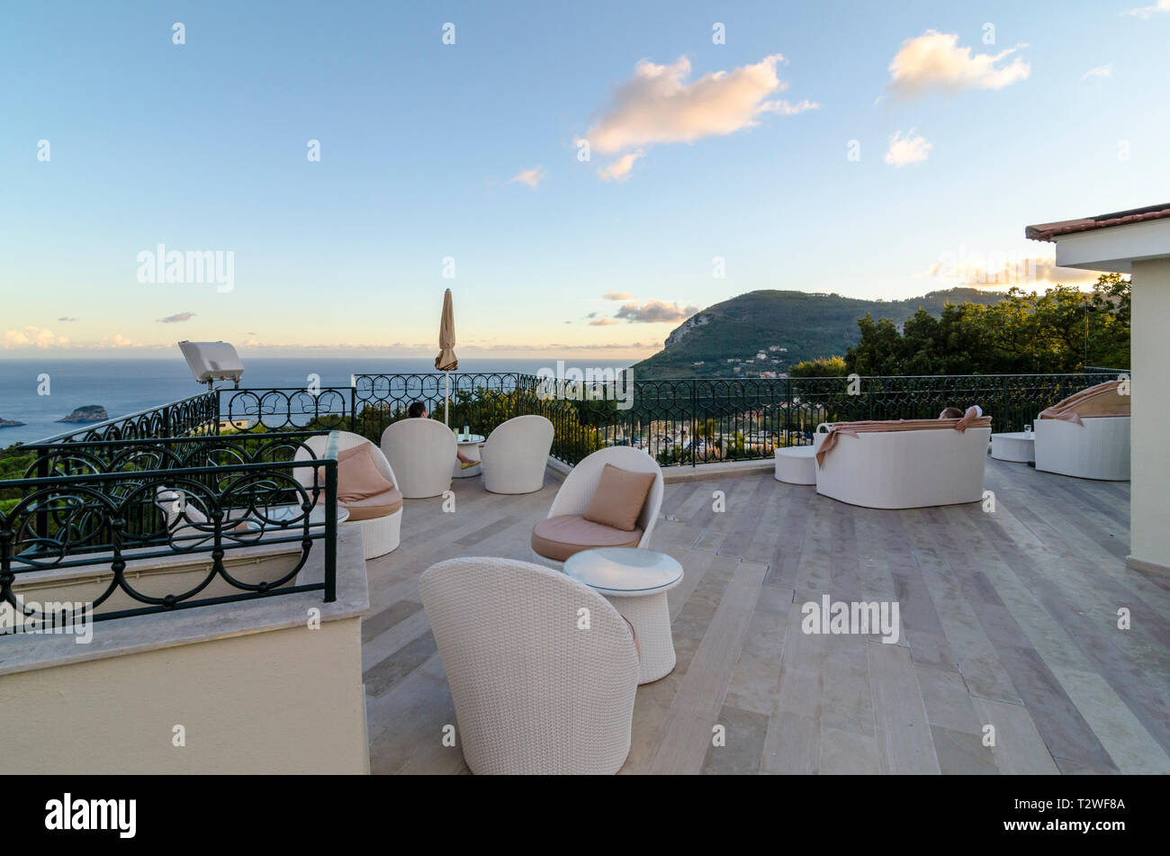 Toit-terrasse de l'hôtel sur une colline avec vue sur la côte amalfitaine entre Sorrente et Positano, Italie Banque D'Images