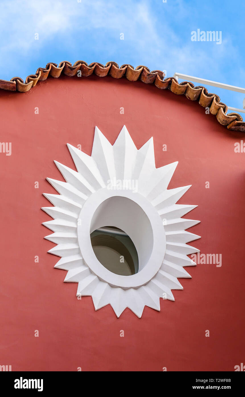 Schéma en étoile autour d'une fenêtre circulaire sur le côté d'un immeuble en Italie Banque D'Images