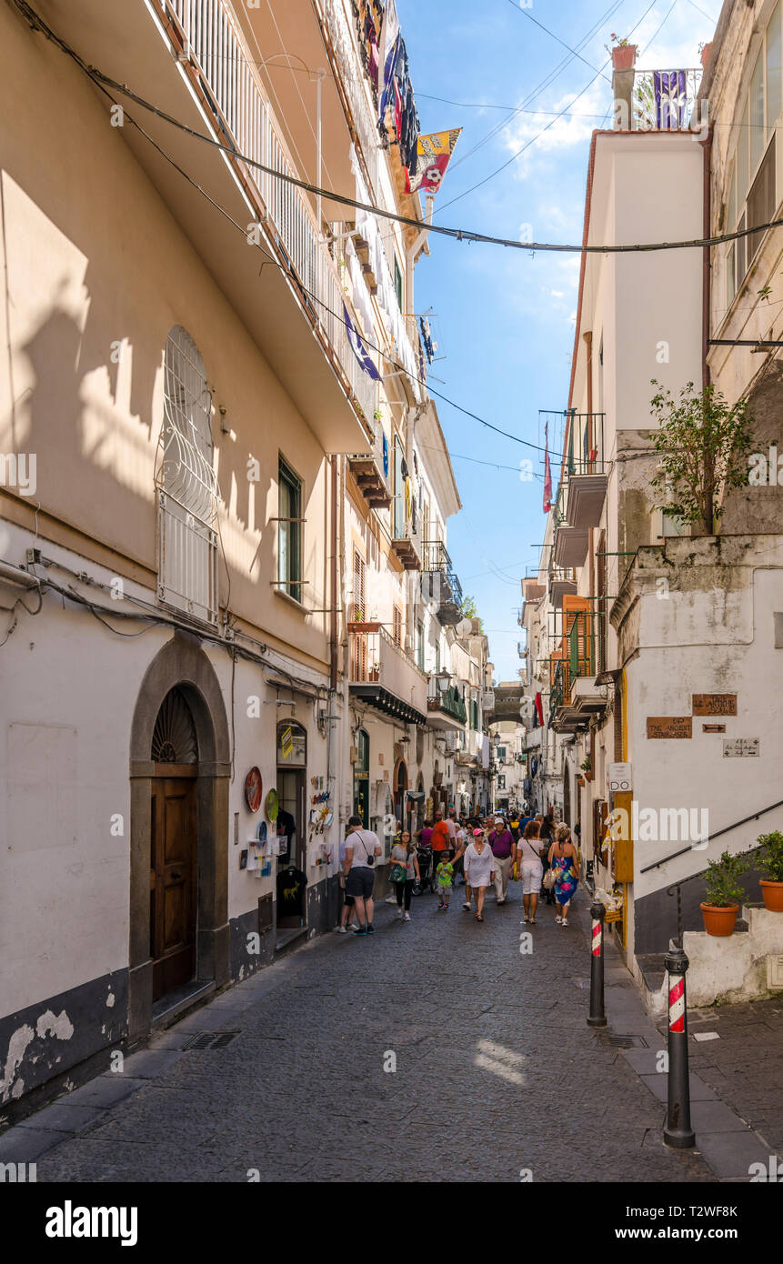 Les touristes et vacanciers marchant dans une rue étroite à Amalfi, Italie Banque D'Images