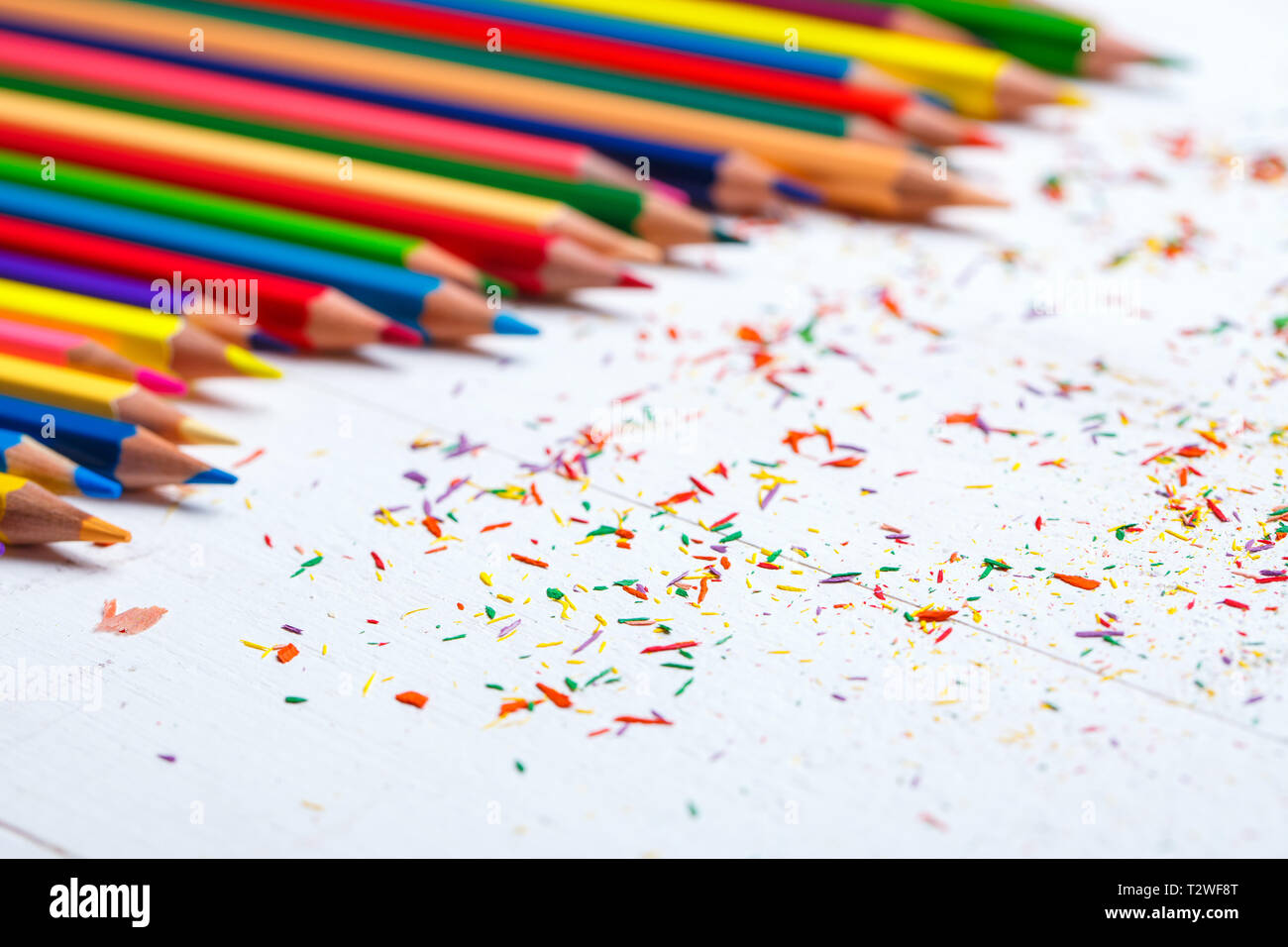 Un groupe de crayons en bois lumineux sur un fond blanc. Résumé fond de crayons de couleur. Fournitures de dessin crayons de couleur : blanc Banque D'Images