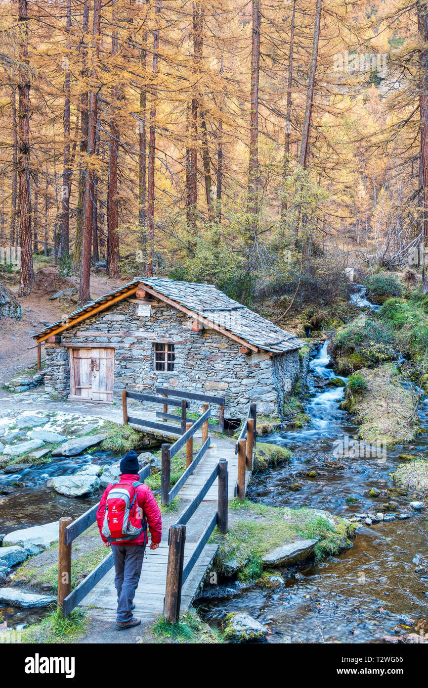 L'Italie, vallée d'Aoste, de la Vallée de Rhêmes, Pellaud alpine lake, petite centrale hydroélectrique (ancien moulin à eau) Banque D'Images