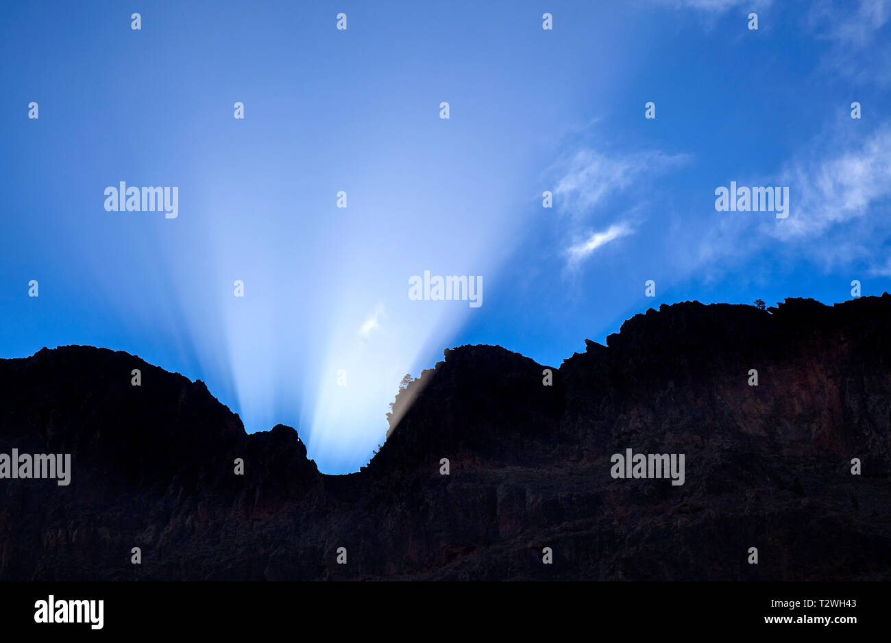 Gran Canaria, l'équinoxe de mars soleil brille dans Barranco de Fataga ravin si un col en Amurga massif Banque D'Images