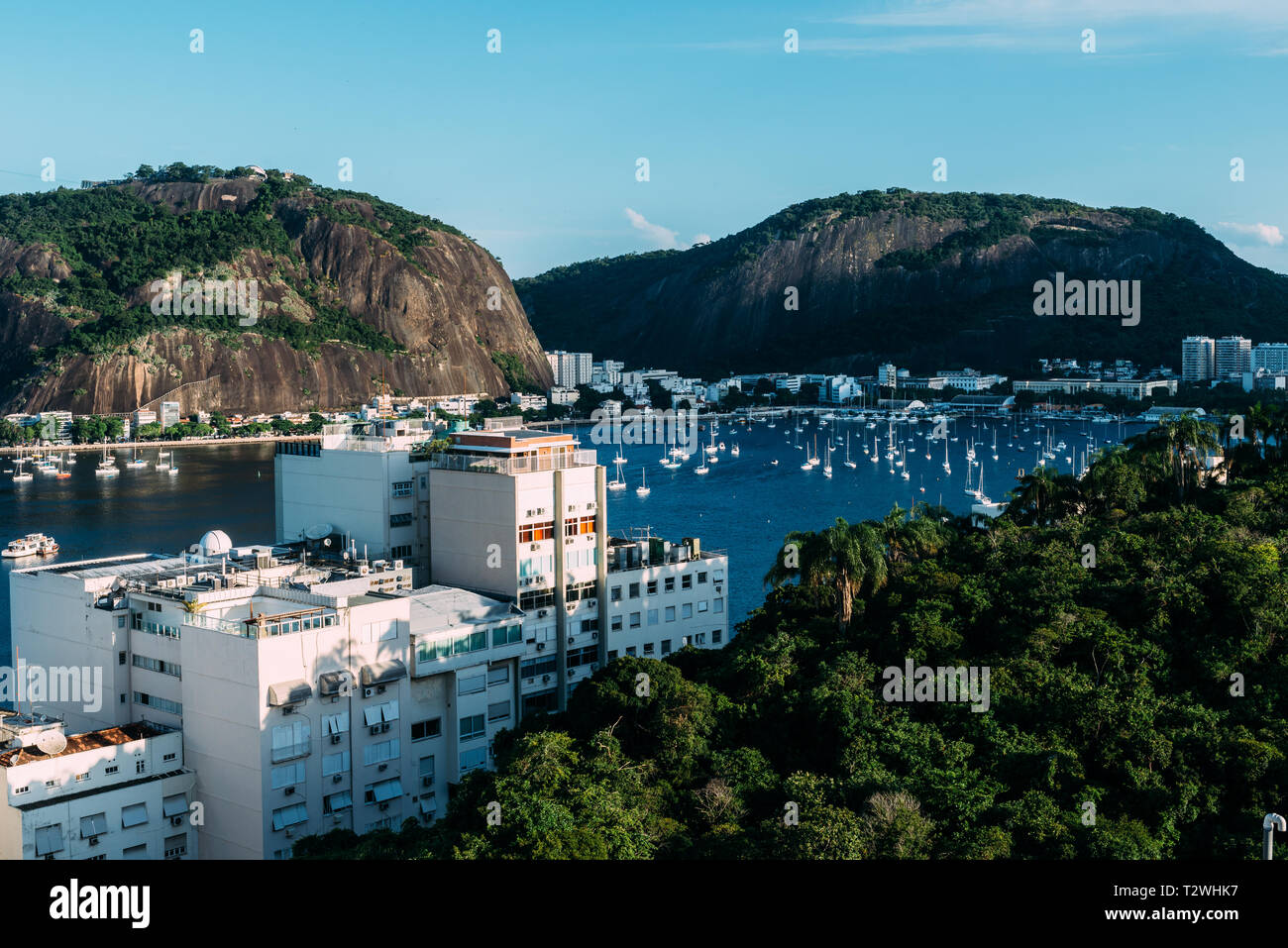 Bâtiments résidentiels donnant sur la baie de Botafogo, Rio de Janeiro, Brésil. Banque D'Images