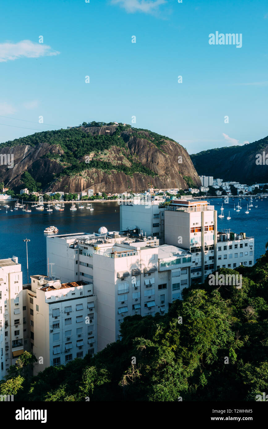 Bâtiments résidentiels donnant sur la baie de Botafogo, Rio de Janeiro, Brésil. Banque D'Images