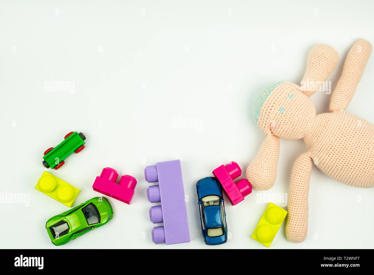 Vue de dessus des jouets ( voitures , pâtés et doudou), peut être utilisé comme arrière-plan Banque D'Images
