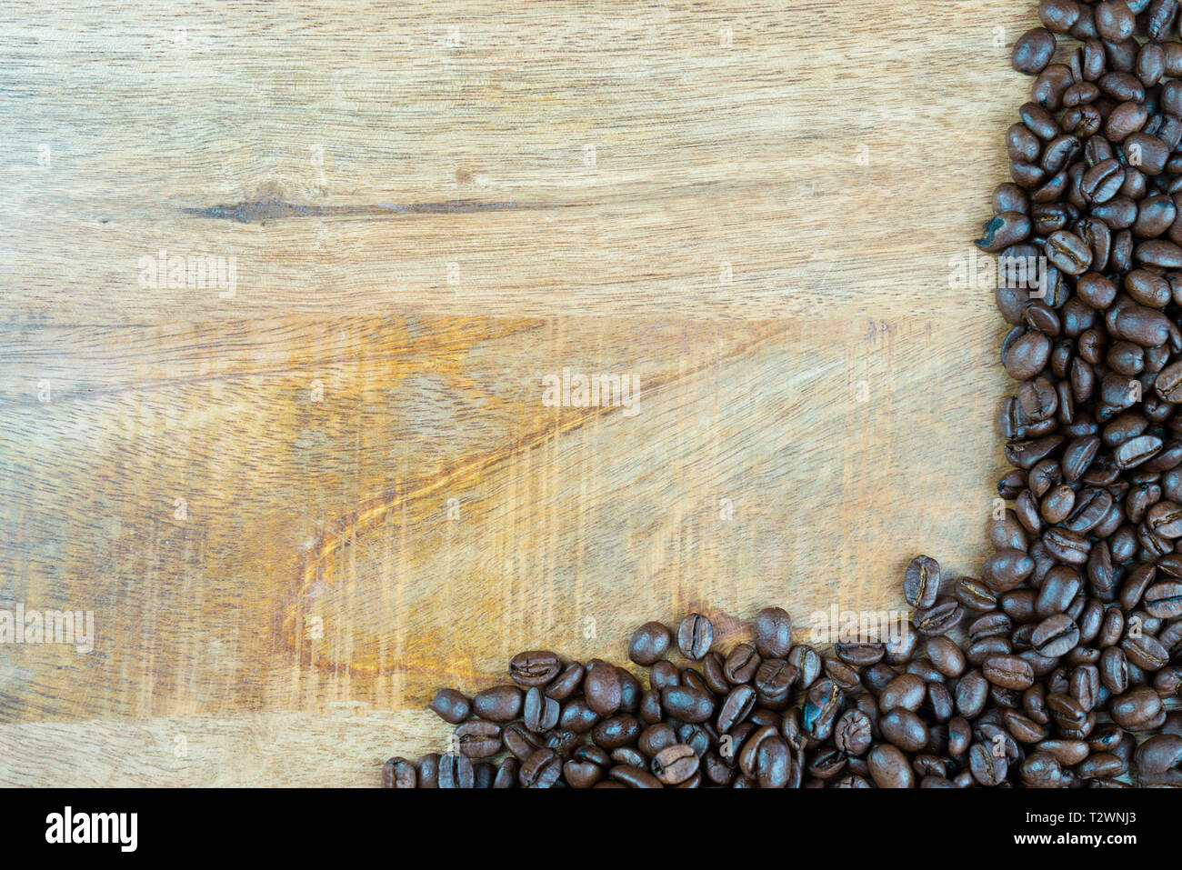 Des grains de café frais sur une texture en bois, la table peut être utilisé comme arrière-plan. Avec l'espace adjacent pour le texte Banque D'Images