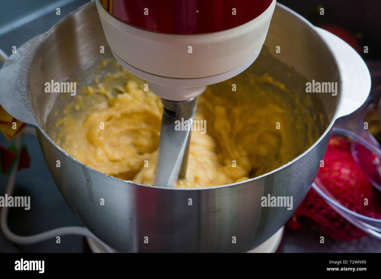 La pâte de mélange à la maison, faire de la pâte fraîche pour votre cuisson maison Banque D'Images