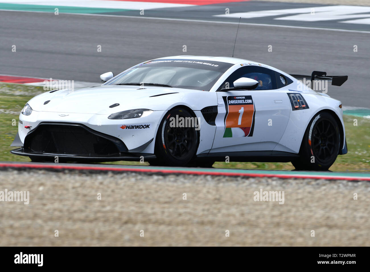 Italie - 29 mars, 2019 : AMR Aston Martin Vantage GT4 de la performance de l'équipe Allemagne PROsport conduit par Rodrigue Gillion/Nico Verdonck/Akhil Rabindra Banque D'Images