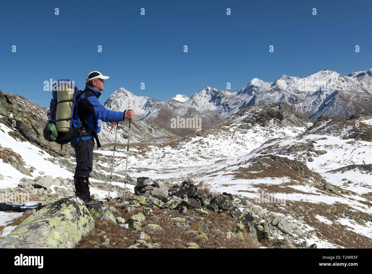 Haute Route, walker près de col du Meidpass admirant vue sur les Alpes. Banque D'Images