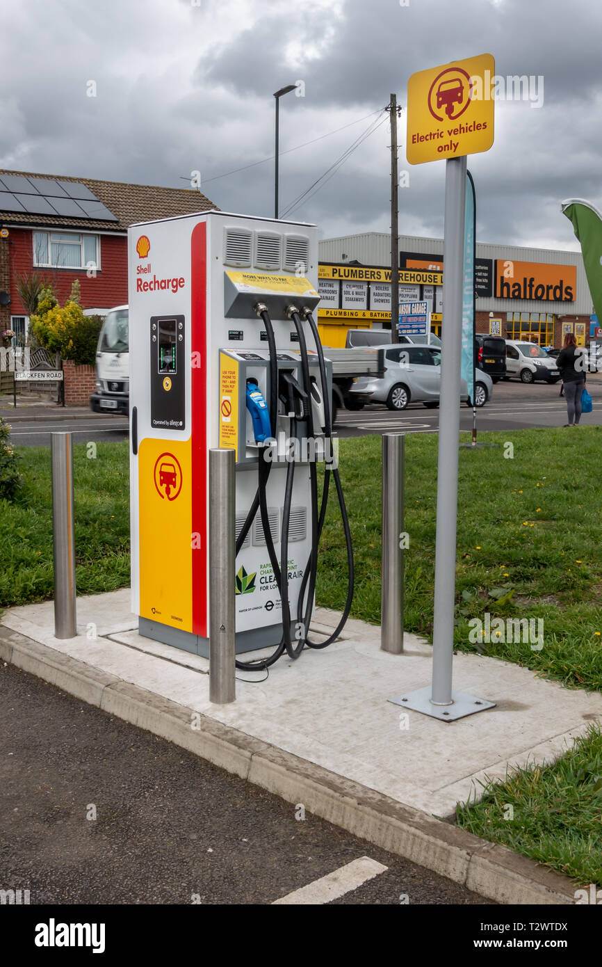 Blackfen / Kent, Royaume-Uni - 4 Avril 2019 : la station de recharge de véhicules électriques à la station-service Shell sur Blackfen Road Banque D'Images