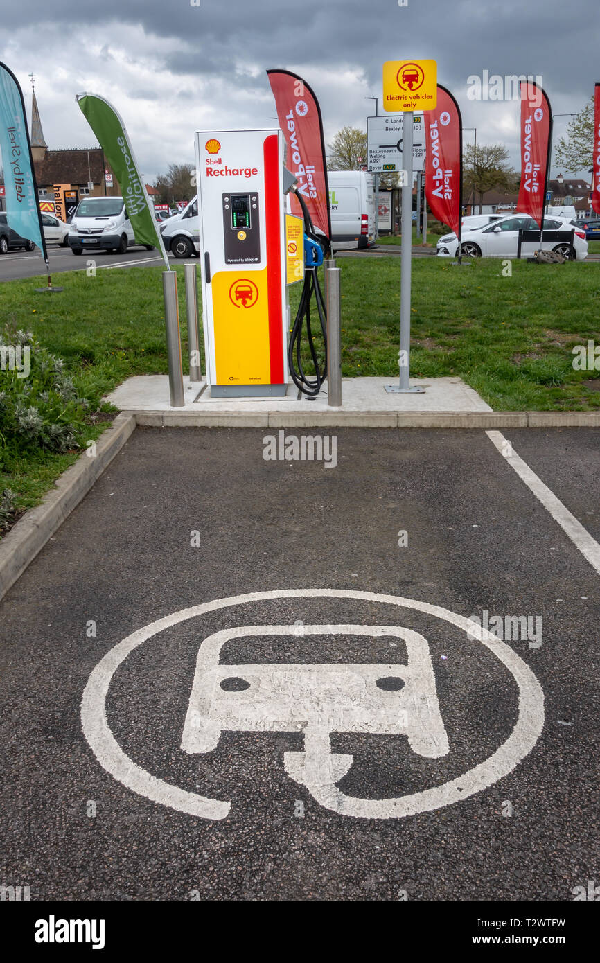 Blackfen / Kent, Royaume-Uni - 4 Avril 2019 : la station de recharge de véhicules électriques à la station-service Shell Blackfen Road Banque D'Images