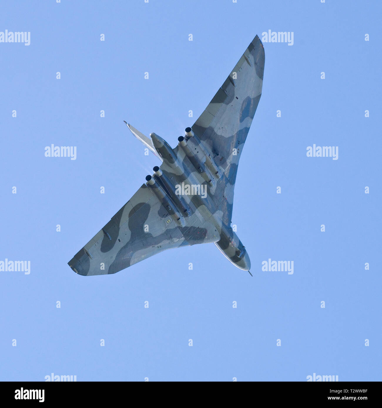 Avro Vulcan de la guerre froide en vol de bombardiers nucléaires Vue du dessous. Banque D'Images