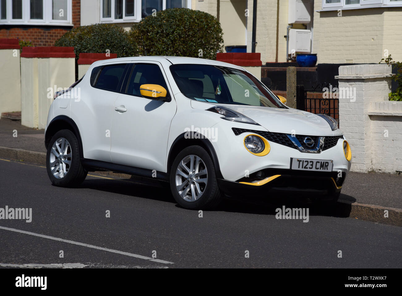 Nissan Juke blanc jaune garé avec en option le détail dans une rue résidentielle. La plaque de numéro spécial personnalisée. Crossover SUV construit au Royaume-Uni. NMUK Banque D'Images