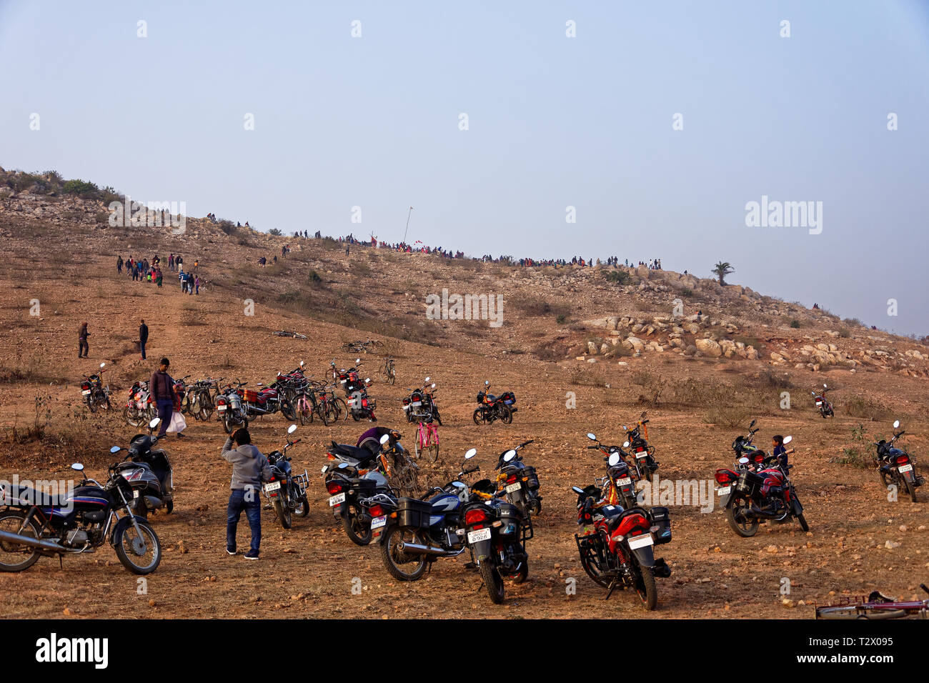 Les gens sont de grimper sur une colline indien moto maintien en bas Banque D'Images