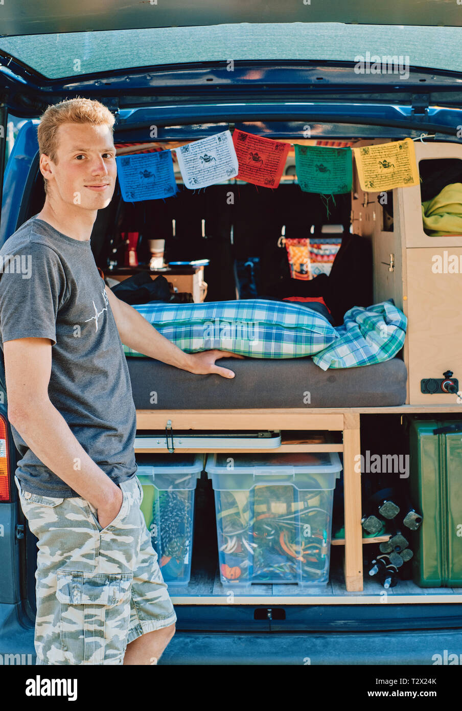 Un portrait de style de vie de lieu d'un jeune van millénaire vie instarammer vivre et voyager dans son auto-construction camping-car van - maisons de van - vanlife Banque D'Images