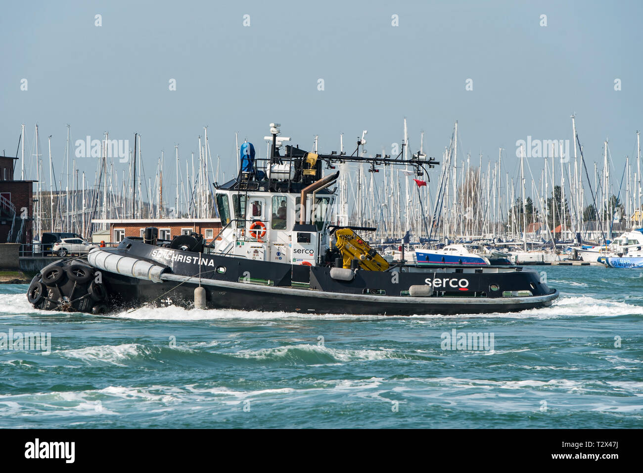 Le remorqueur Marine Services Serco Christina SD sur l'obligation d'aider à la circulation du HMS Queen Elizabeth dans le port de Portsmouth, Royaume-Uni le 1er avril 2019. Banque D'Images