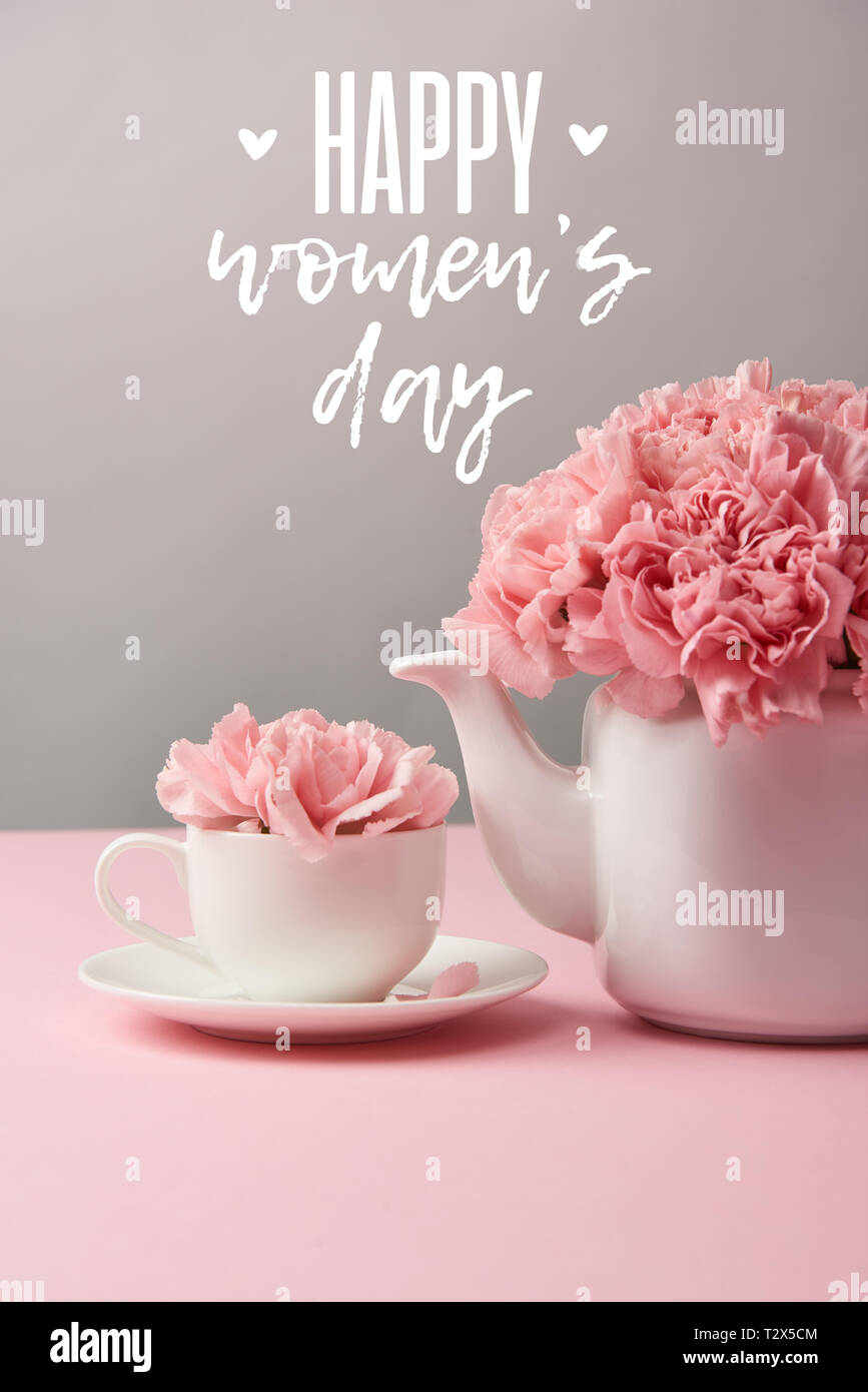 Oeillet rose fleurs en tasse et théière sur fond gris avec happy womens lettrage jour Banque D'Images
