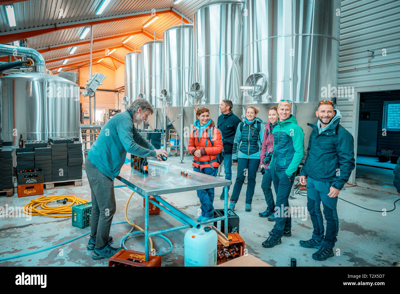 Les touristes à la bière brasserie Qajaq, Narsaq, Groenland Banque D'Images