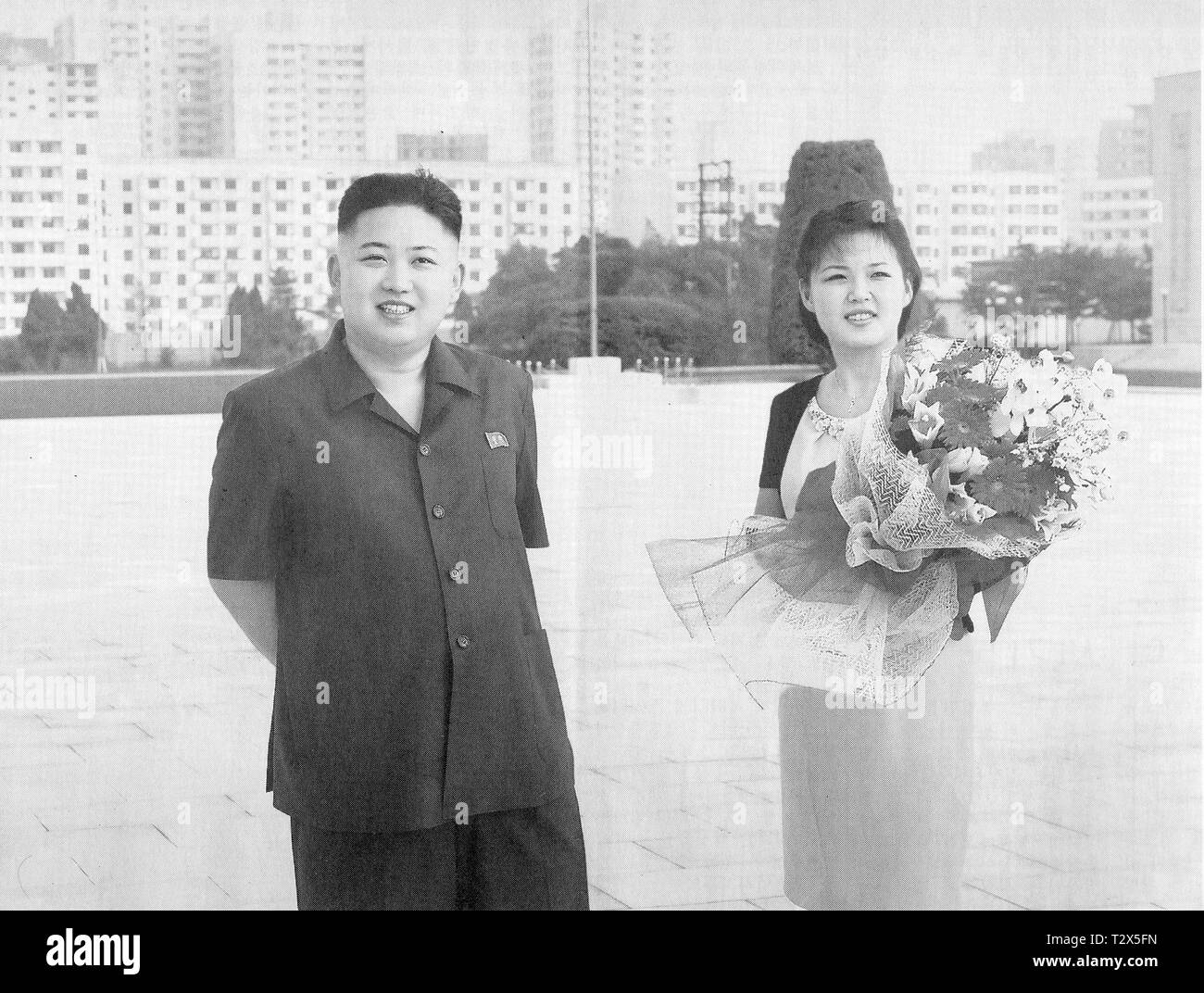 Pyongyang, North-Korea - Novembre 13, 2011 : Analyse d'une photographie officielle de chef de Nord-coréens Kim Jong-un et son épouse Kim Ri Sol-ju ou Lee Seol Banque D'Images
