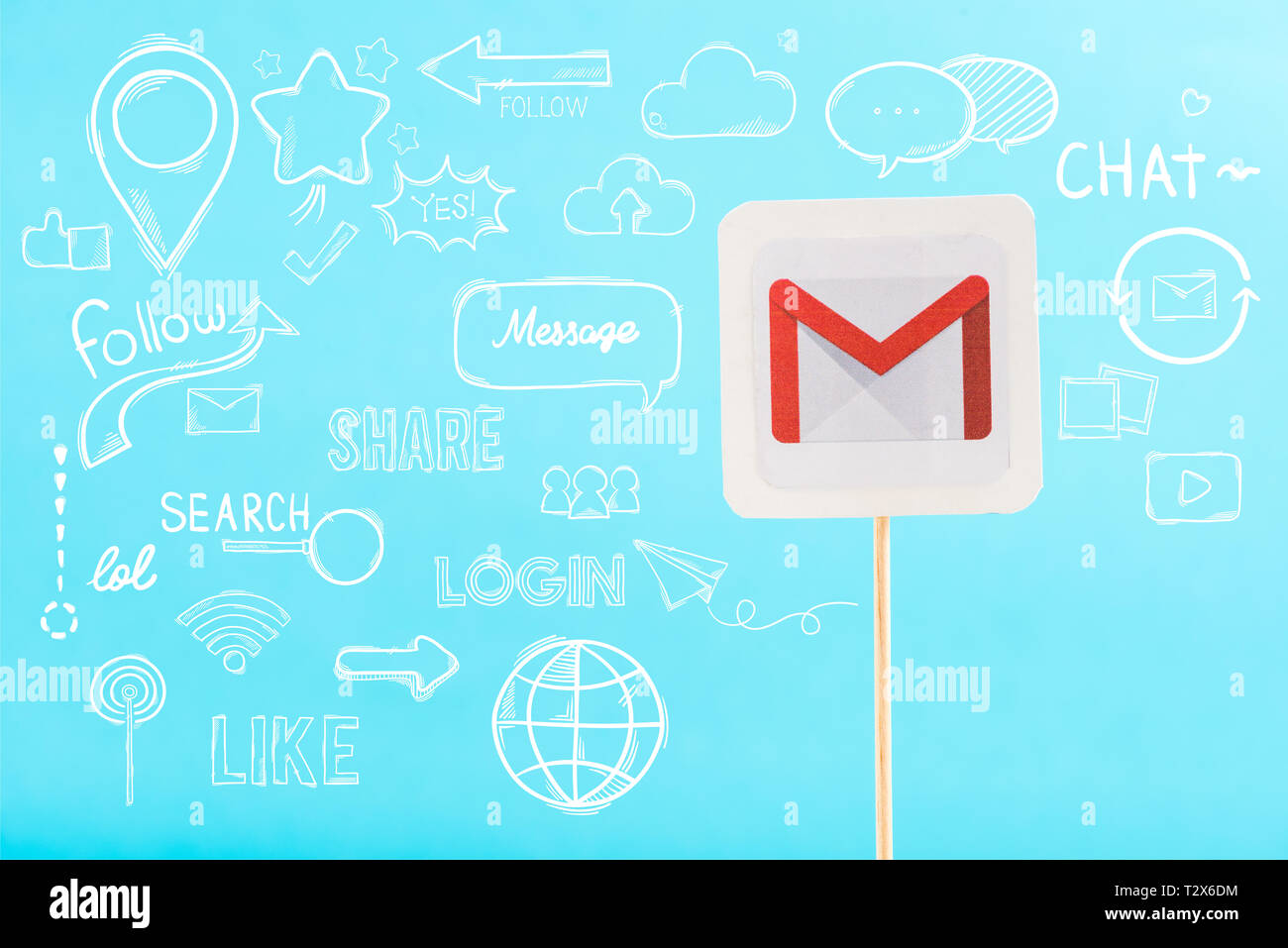 Carte avec le logo de gmail et les médias sociaux illustration isolé sur bleu Banque D'Images