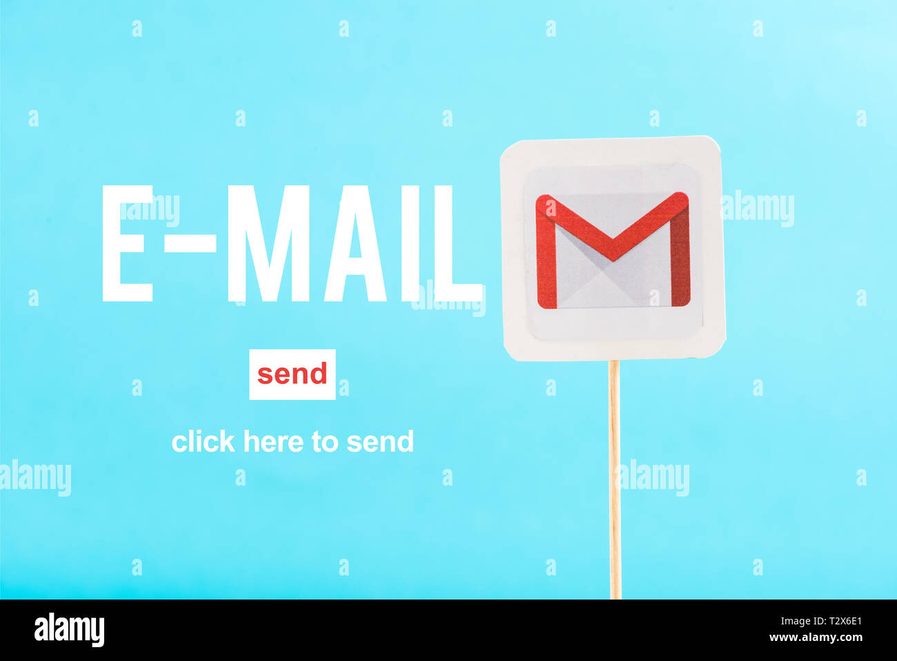 Carte avec le logo de gmail, le courrier électronique et envoyer des mots isolés sur blue Banque D'Images